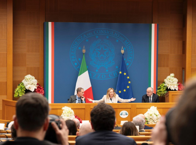 Clima di nuovo assente alla conferenza stampa di Giorgia Meloni