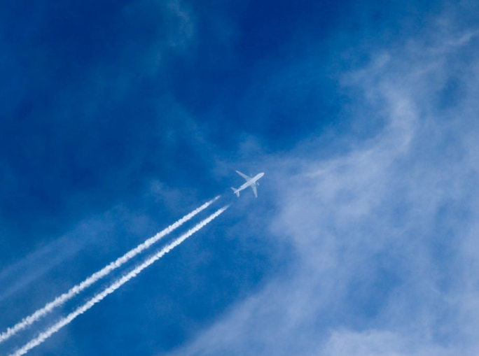 Scie di condensazione, come ridurne l’impatto modificando le tratte aeree