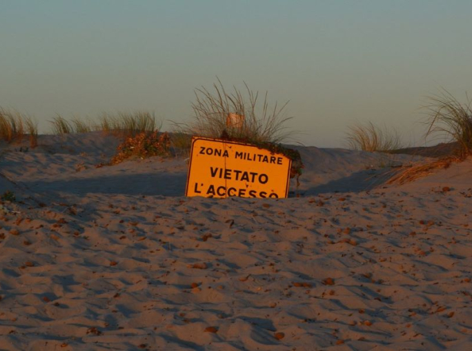 Il governo Meloni cerca di togliere i vincoli ambientali ai poligoni militari