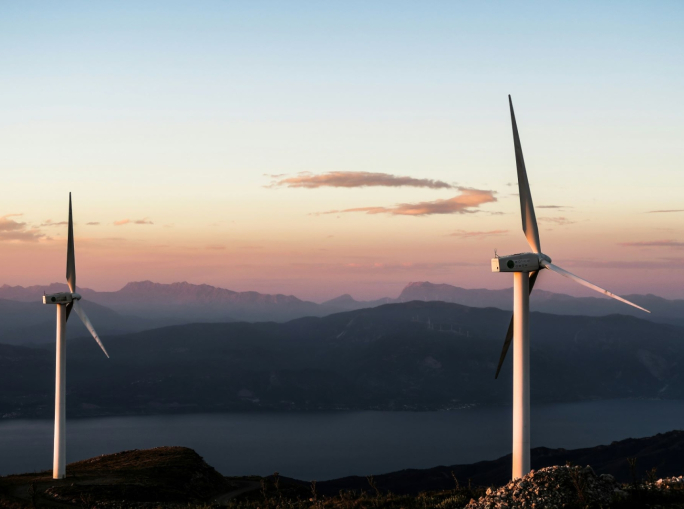 Energia, emissioni CO₂ record nel 2023: le rinnovabili le frenano (ma a fatica)