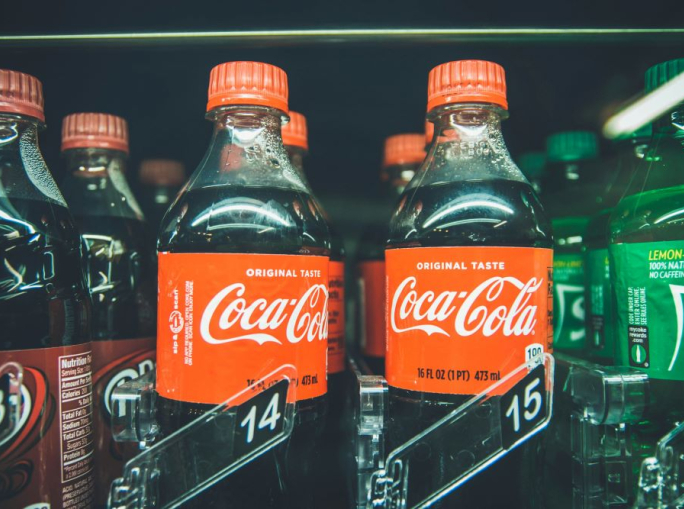 Coca-Cola fa marcia indietro sulla plastica riciclata