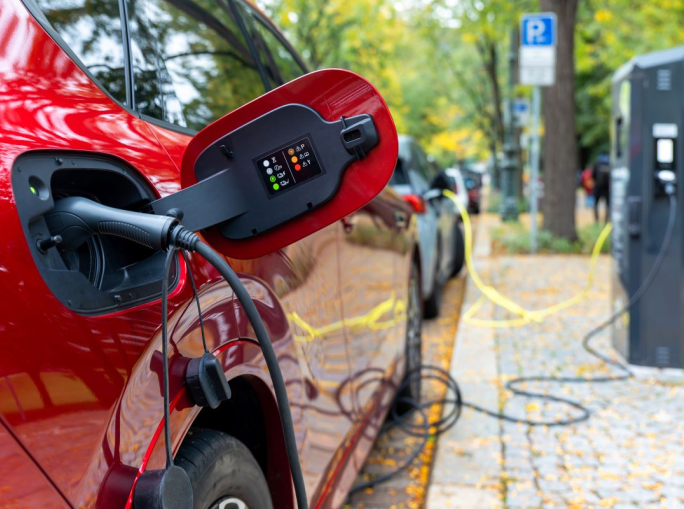 La mobilità elettrica in Italia cresce ma resta il nodo incentivi: il white paper Repower