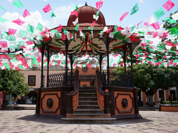 Messico: gli striscioni elettorali riciclati diventano borse, tende e cucce