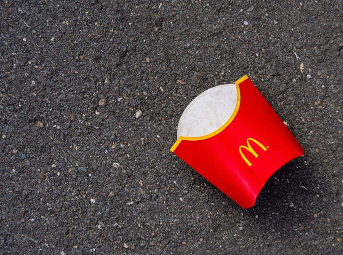 Meglio il riuso o l’usa e getta? Quello che non torna negli studi dell’industria