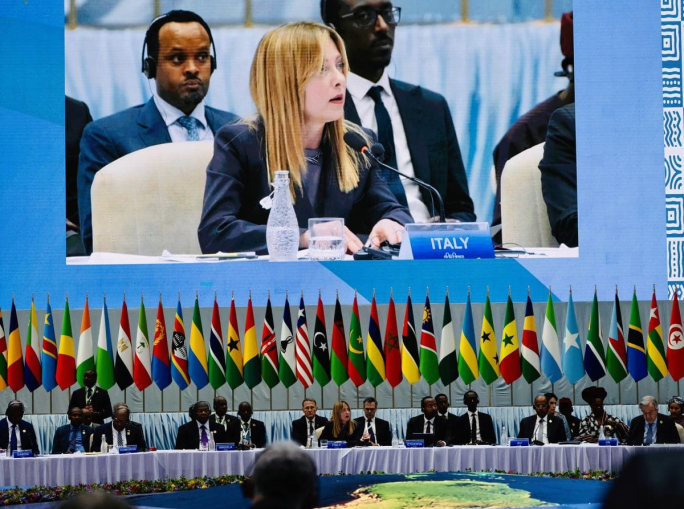 Meloni al Vertice Italia-Africa rilancia il Piano Mattei, tra ambizioni verdi e nodi irrisolti