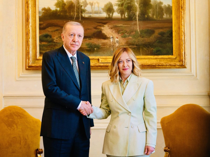 Meloni incontra Erdogan: tanti affari, non una parola su Imamoglu in prigione