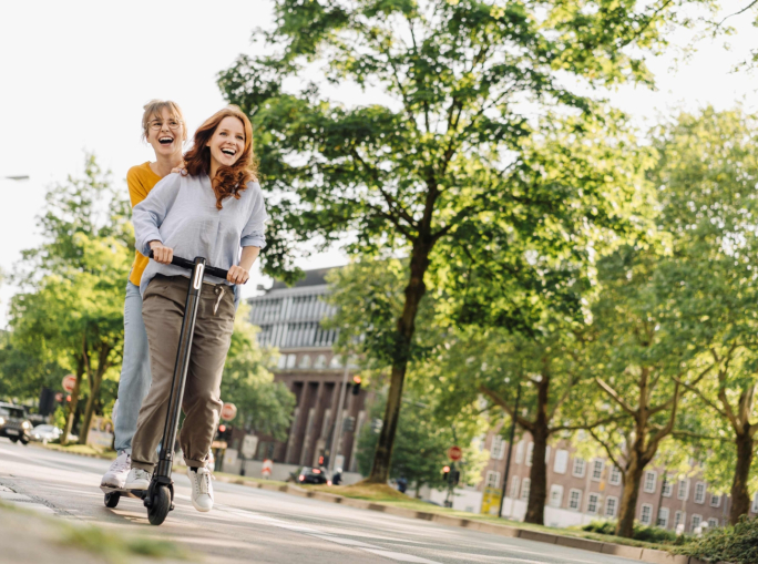 Milano, lo sharing di monopattini e biciclette può far bene all’economia