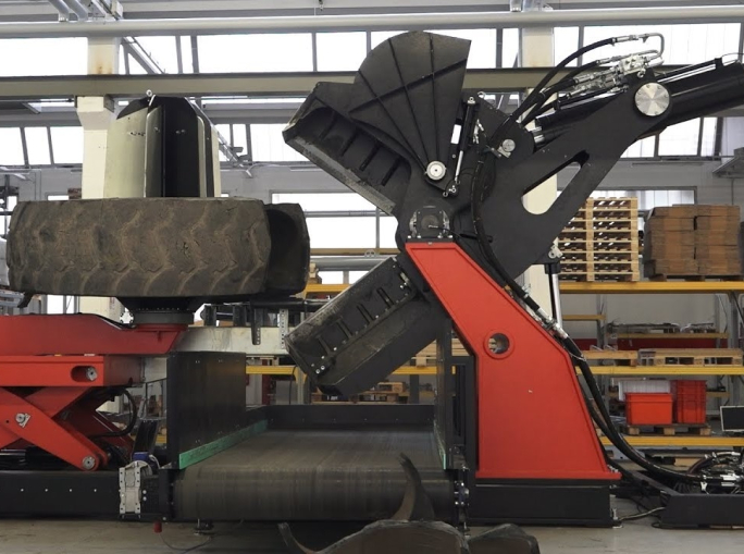 MT-Rex, il robot dinosauro che ricicla i maxi pneumatici