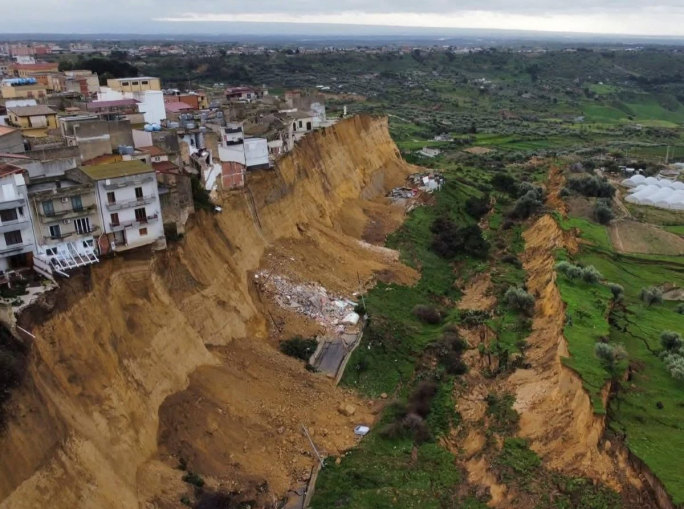 Niscemi, una frana con molte cause: dalla mancata prevenzione all’impianto fognario