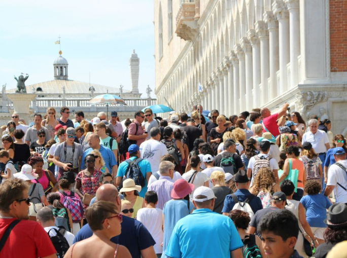 Overtourism, una sfida aperta per il futuro delle città