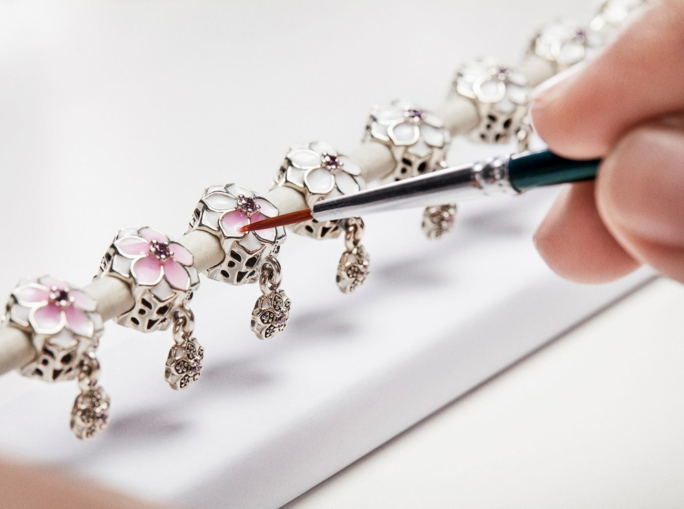 Pandora userà solo oro e argento riciclati per i propri gioielli