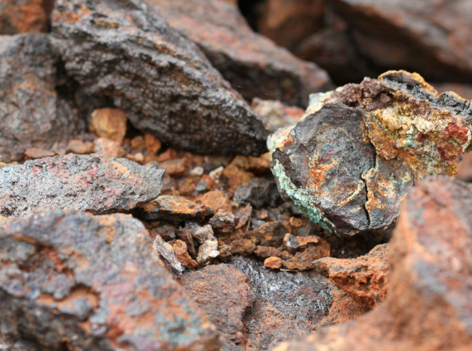 Minerali critici, prezzi in calo ma servono più investimenti: il report IEA