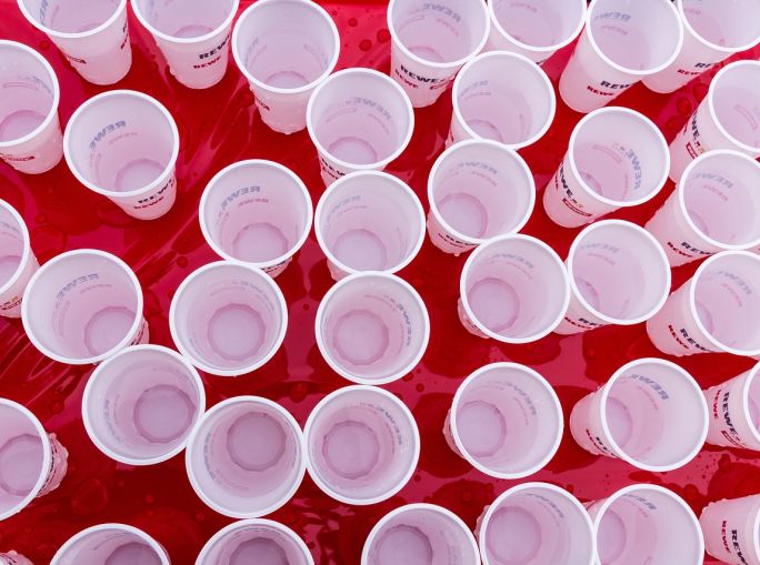 Plastic tax: e anche Meloni rinvia la tassa sulla plastica monouso