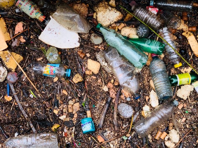 Rifiuti di plastica: obiettivi di riciclo UE più lontani, urge un taglio al monouso