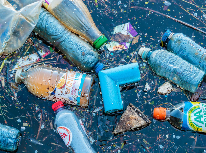 Accordo sulla plastica: ora serve ridurre i livelli insostenibili di produzione e consumo