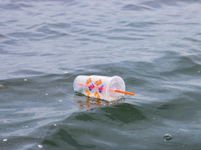 Plastica monouso: dal 3 luglio l’Italia recepisce la Direttiva SUP, ecco cosa cambia