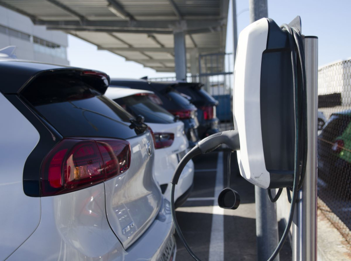 Auto elettriche, il 40% degli italiani è disposto a valutarne l’acquisto