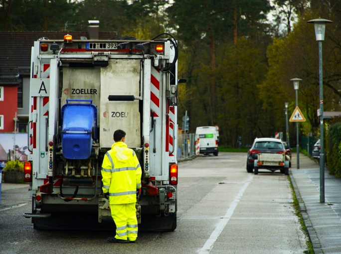 Raccolta rifiuti con gli esoscheletri per il benessere degli operatori