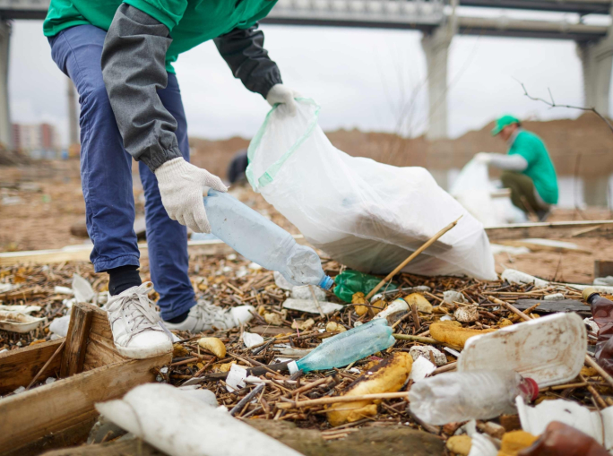 Come la finanza può ridurre l’inquinamento da plastica