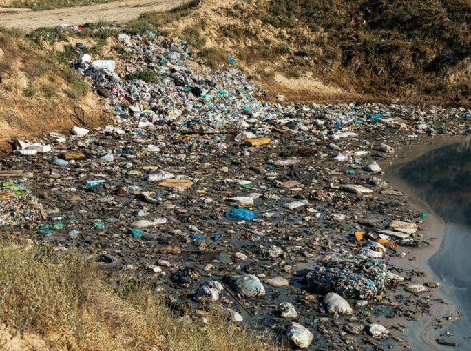 Rapporto Ecomafia 2025: reati ambientali in crescita ed è allarme corruzione