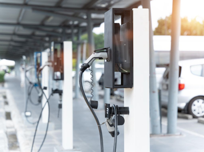 L’Europa corre, l’Italia arranca: perché la rete di ricarica rischia di frenare la transizione