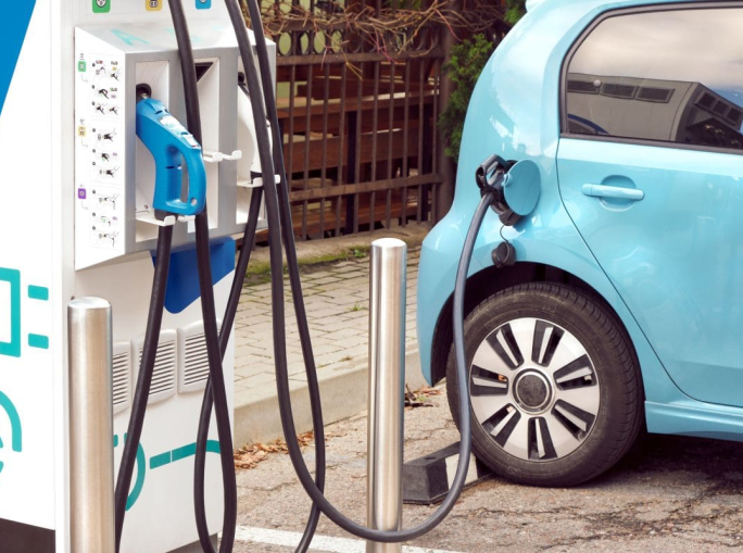 Ricaricare l’auto elettrica: le migliori reti in Italia