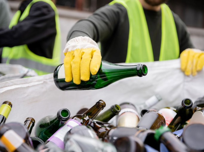 Riciclo del vetro, nel 2024 l’Italia arriva all’80% superando il target UE