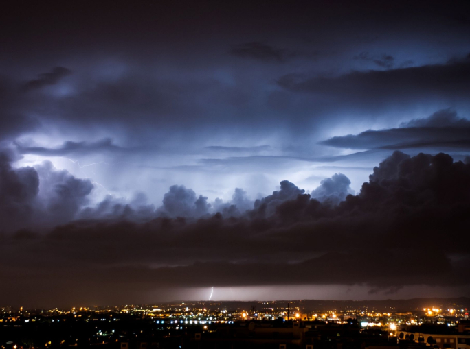 Dubai allagata, piogge estreme ma la causa non è il cloud seeding
