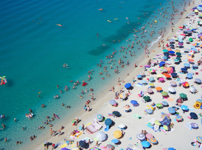 Di chi è la spiaggia? Ecco come funzionano le concessioni balneari nel Mediterraneo