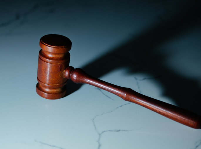 Il clima in tribunale: la Commissione UE e Shell sul banco degli imputati