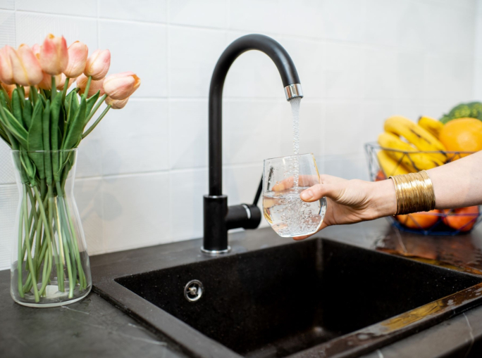 Filtrare l’acqua di rubinetto per ridurre il consumo di bottiglie di plastica