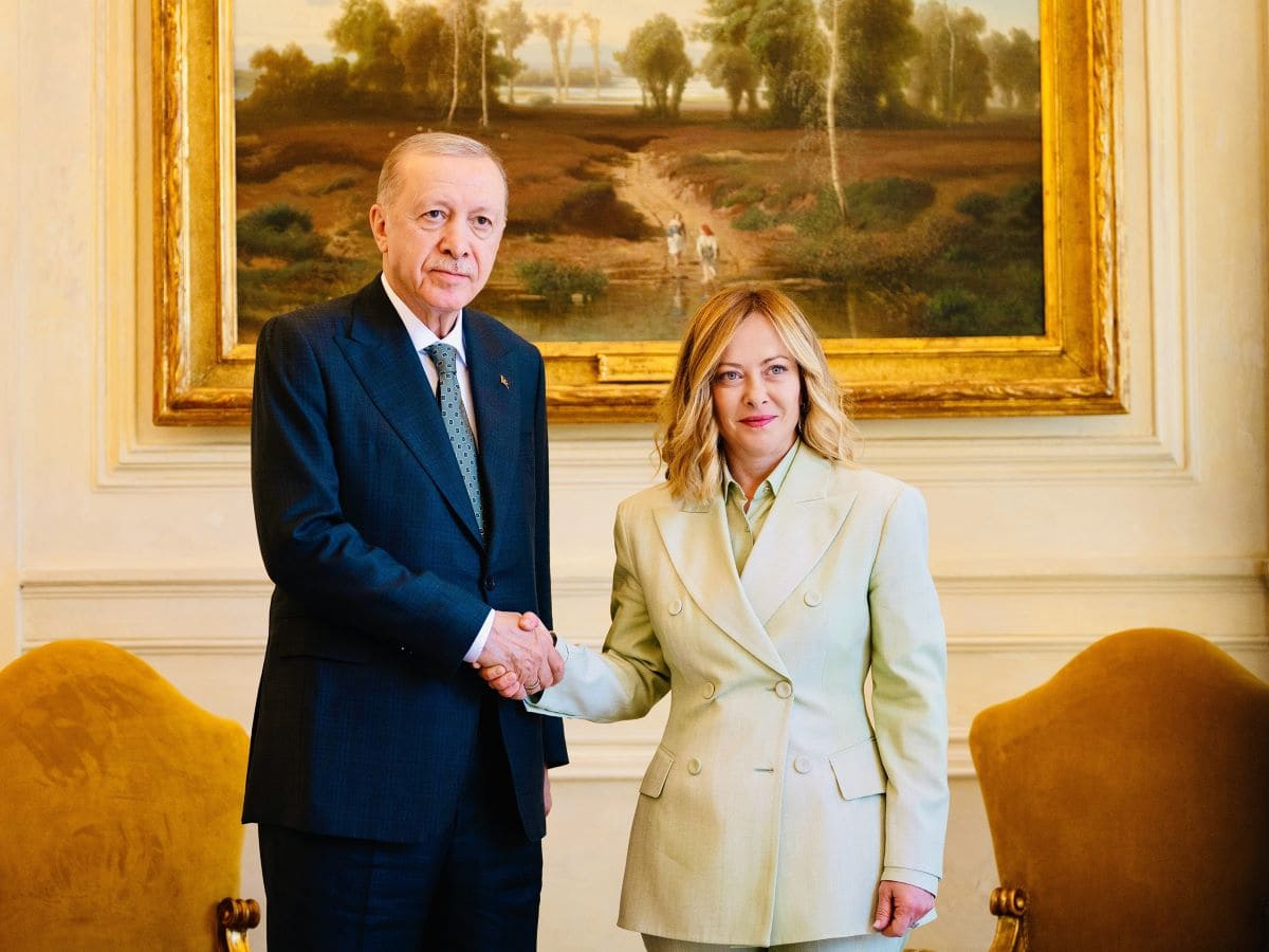 Meloni incontra Erdogan: tanti affari, non una parola su Imamoglu in prigione