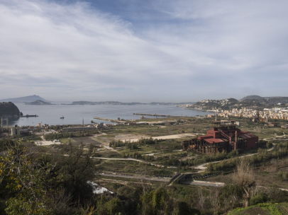 Bagnoli, tra la promessa del mare e la polvere dei cantieri