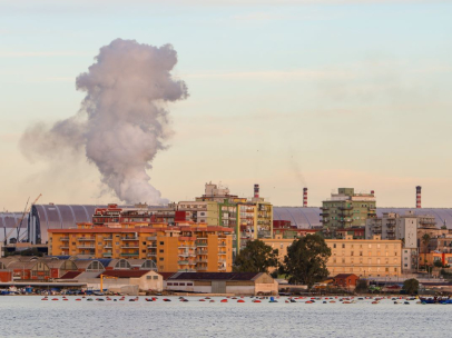Ex Ilva, la guerra dei tempi: i cittadini chiedono lo stop immediato, l’azienda impugna
