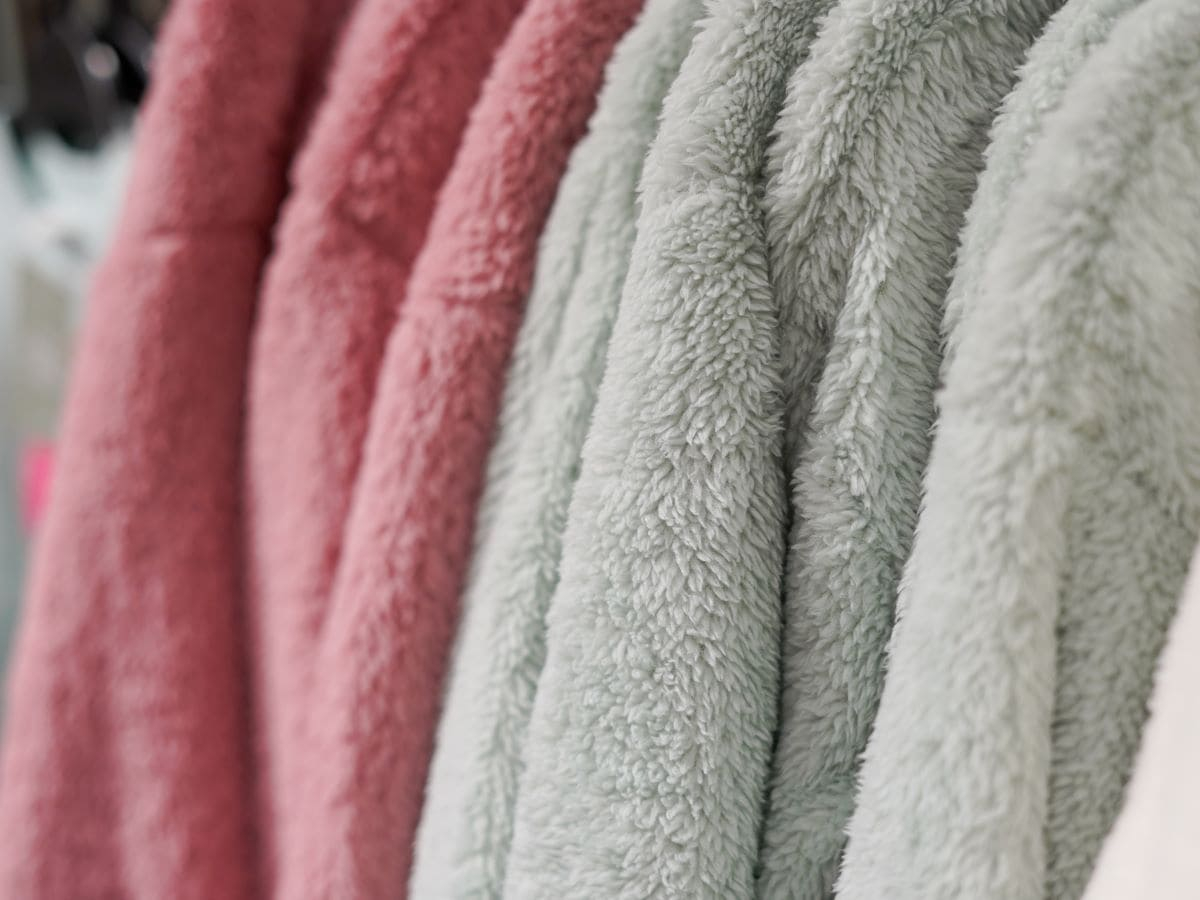 Moda e microplastiche: il poliestere riciclato non è la soluzione