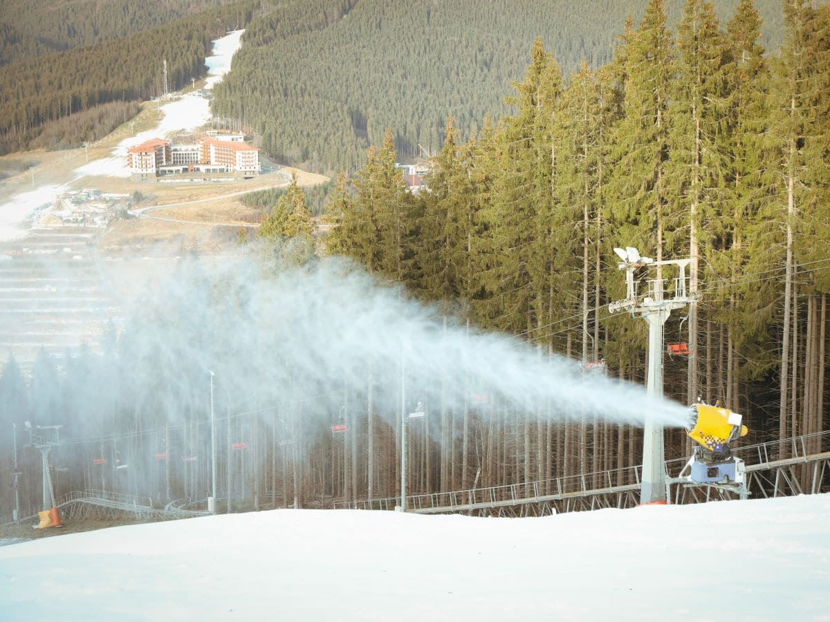 Olimpiadi invernali 2026, i guadagni di pochi a spese di molti