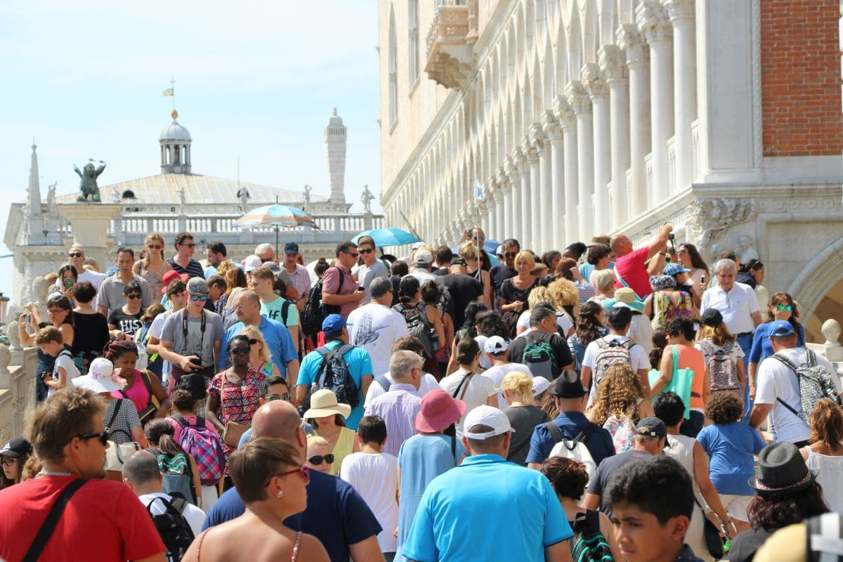 Overtourism, una sfida aperta per il futuro delle città