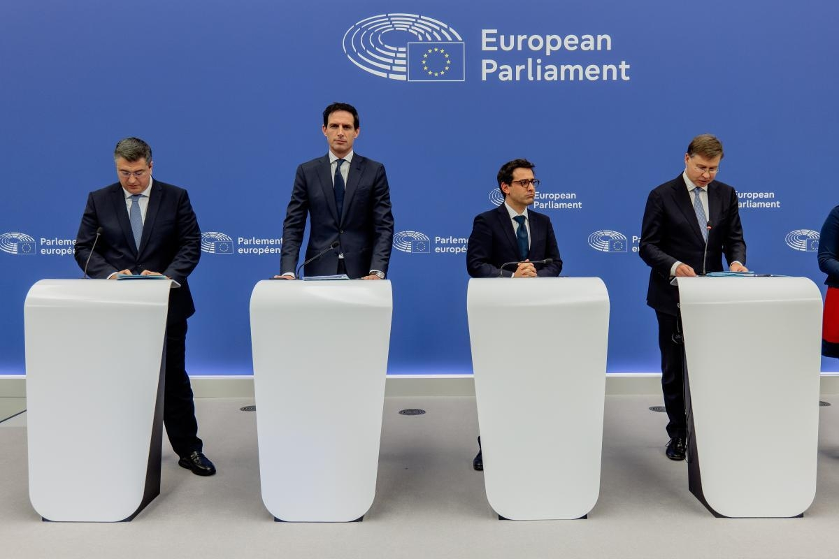 Auto, da Bruxelles stop al “tutto elettrico”