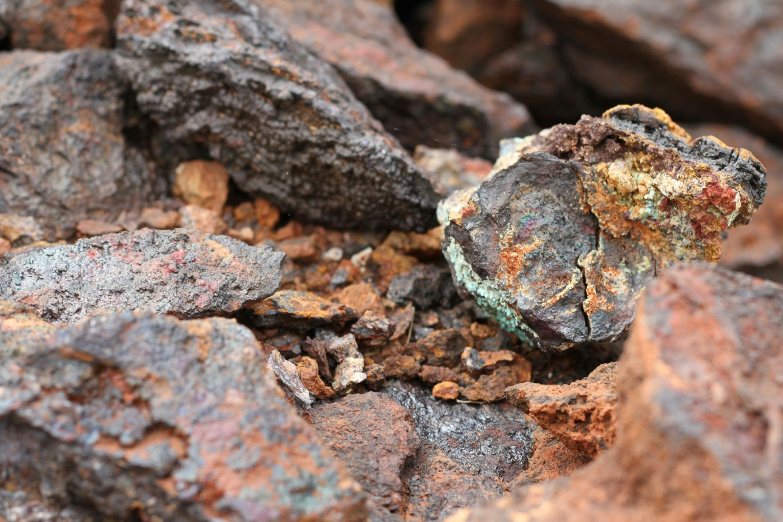 Minerali critici, prezzi in calo ma servono più investimenti: il report IEA