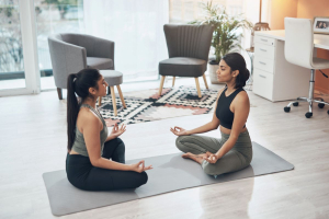 Corsi di yoga, spa e trainer in ufficio: le imprese puntano sul corporate wellness