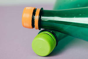 L’obbligo dei tappi sulle bottiglie di plastica che non si staccano