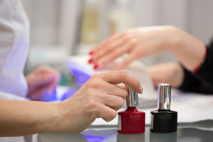 Gli smalti semipermanenti vietati dal 1° settembre per sostanze tossiche