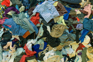 Raccolta e riciclo di abiti usati: nasce UNIRAU