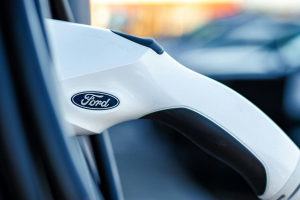 Ford, vendite di auto elettriche in calo: cambia la strategia dell’azienda