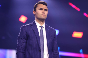 Assassinato l’influencer climanegazionista Charlie Kirk