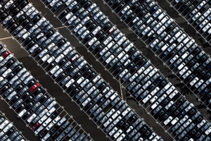 Scarsità di materie prime: l’industria automobilistica in allarme