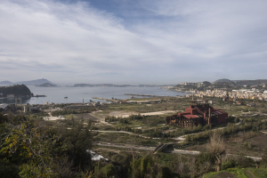 Bagnoli, tra la promessa del mare e la polvere dei cantieri