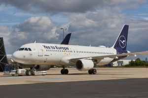 Rincari voli aerei, Lufthansa sposta i costi sui passeggeri e le colpe sui legislatori