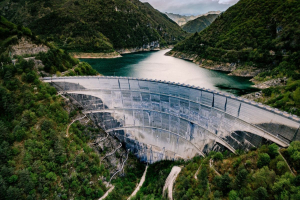 Concessioni idroelettriche, l’assenza di gare mina la transizione energetica e la democrazia