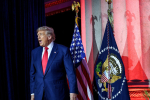 Dazi in vigore per 92 paesi, e Trump minaccia una tariffa al 100% sui chip